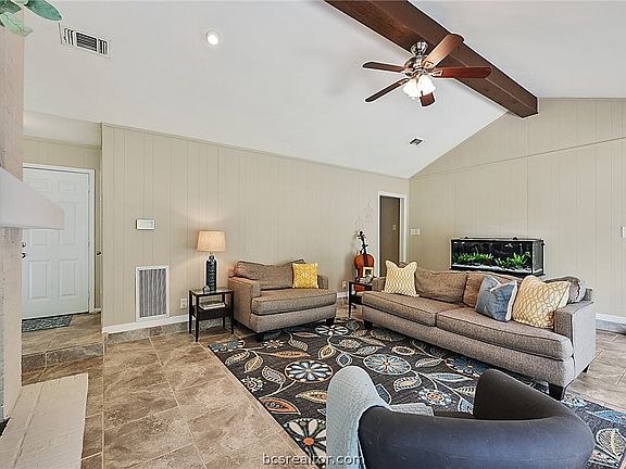3rd image of 1809 Sabine Ct