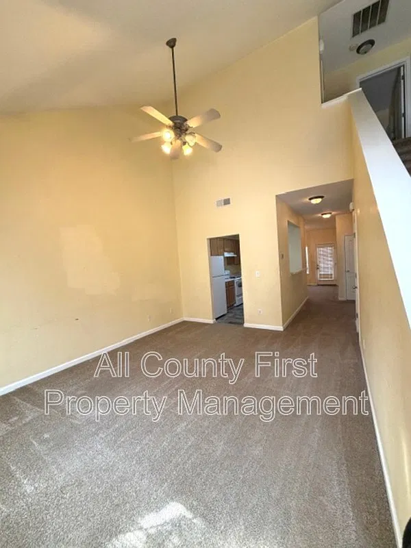 3 bed, 2.5 bath, 1359 sqft, $1,800 — Photo 2