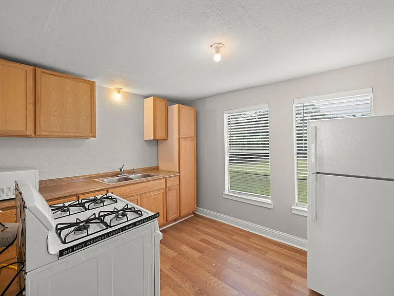 303 Linwood St #1/2 — Photo 4