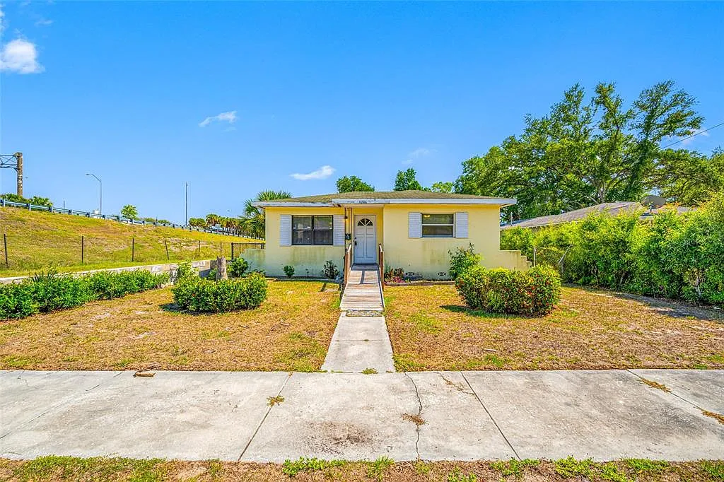 2 bed, 1.0 bath, 864 sqft, $1,795 — Photo 1