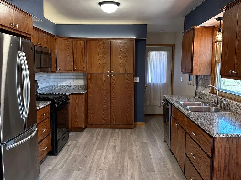 7734 E Rockton Rd — Photo 2