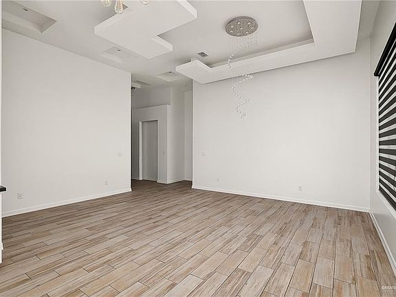 3rd image of 806 N Bluebonnet St