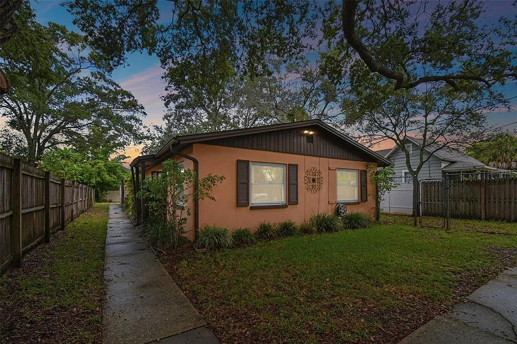 2 bed, 1.0 bath, 858 sqft, $1,800 — Photo 1