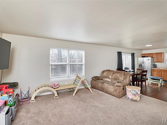 4th image of 22 Saddleback Ridge Dr