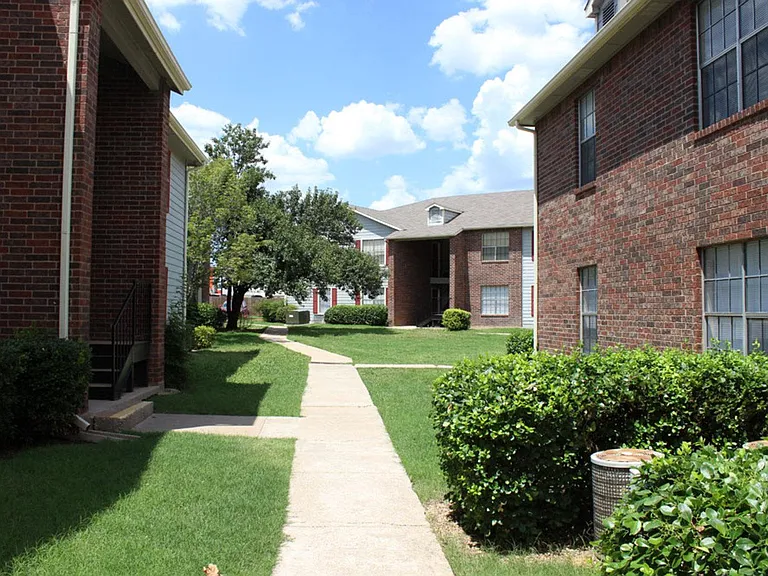 6701 NW Maple Dr — Photo 1
