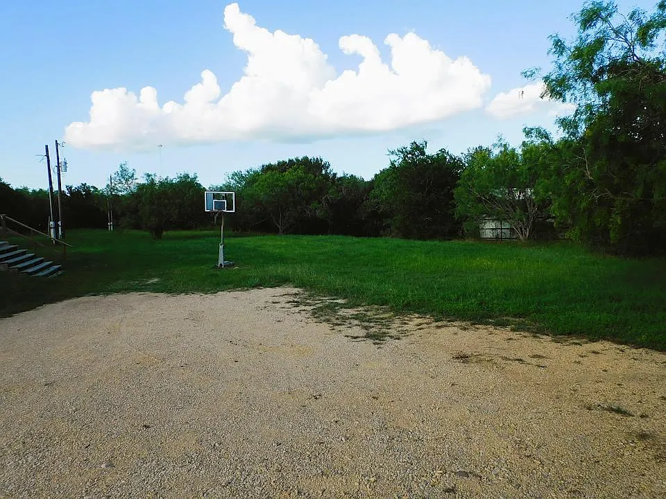 3 bed, 2.0 bath, 1100 sqft, $1,200 — Photo 4