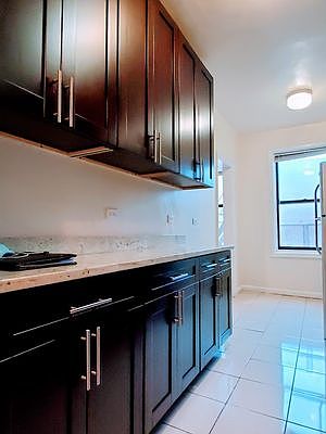 4th image of 2710 Newtown Ave #1B
