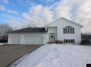 335 Cardinal Dr, Mankato, MN 56001