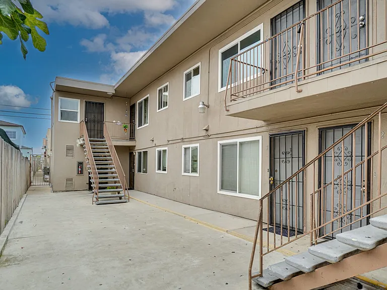 3846 Van Dyke Ave — Photo 1