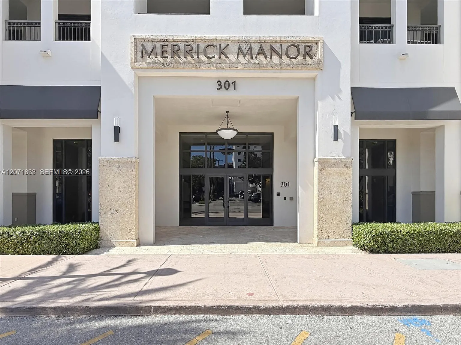 Merrick Manor Condo — Photo 2