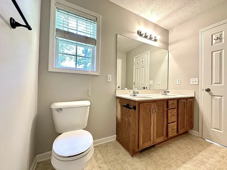 1641 Cedar Springs Cir — Photo 24