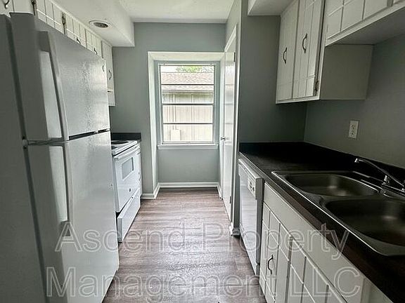 5th image of 2410 Lyndon Ave APT 4