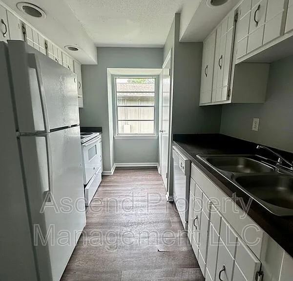 2410 Lyndon Ave #4 — Photo 5