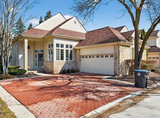 38150 N Vista Dr, Livonia, MI 48152
