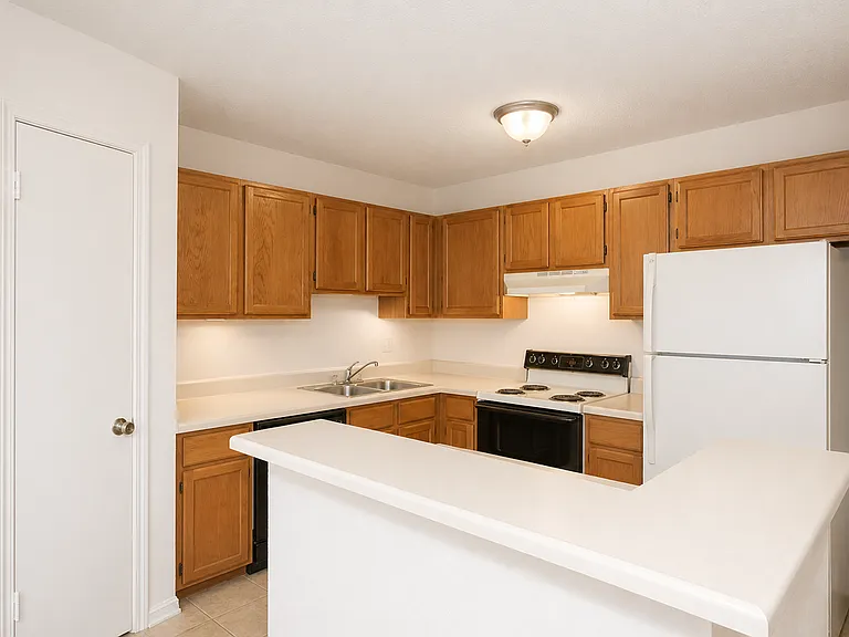 The Gables Apartments — Photo 26