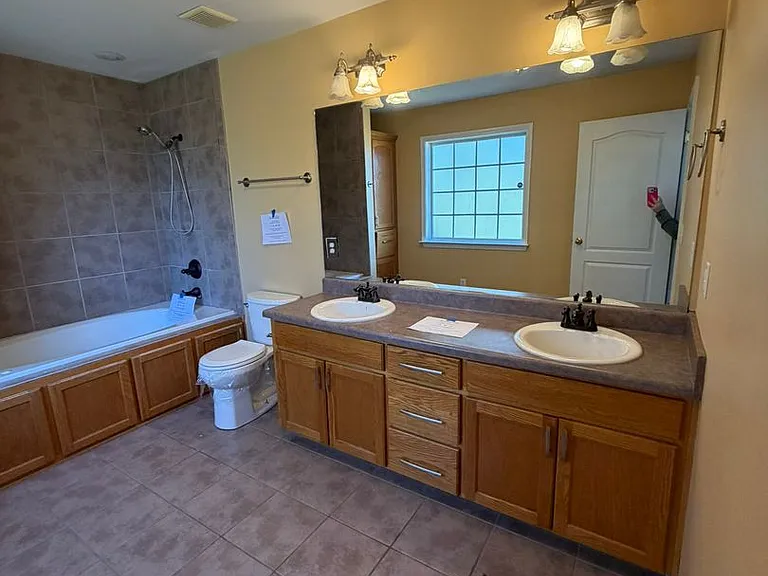511 W Watts St — Photo 24