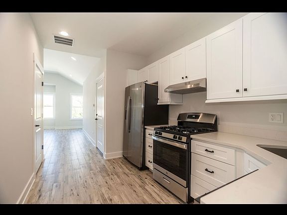 5th image of 5754 N Elston Ave #2