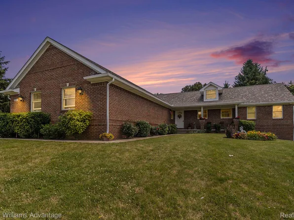 3810 Green Hills Dr, Pinckney, MI 48169