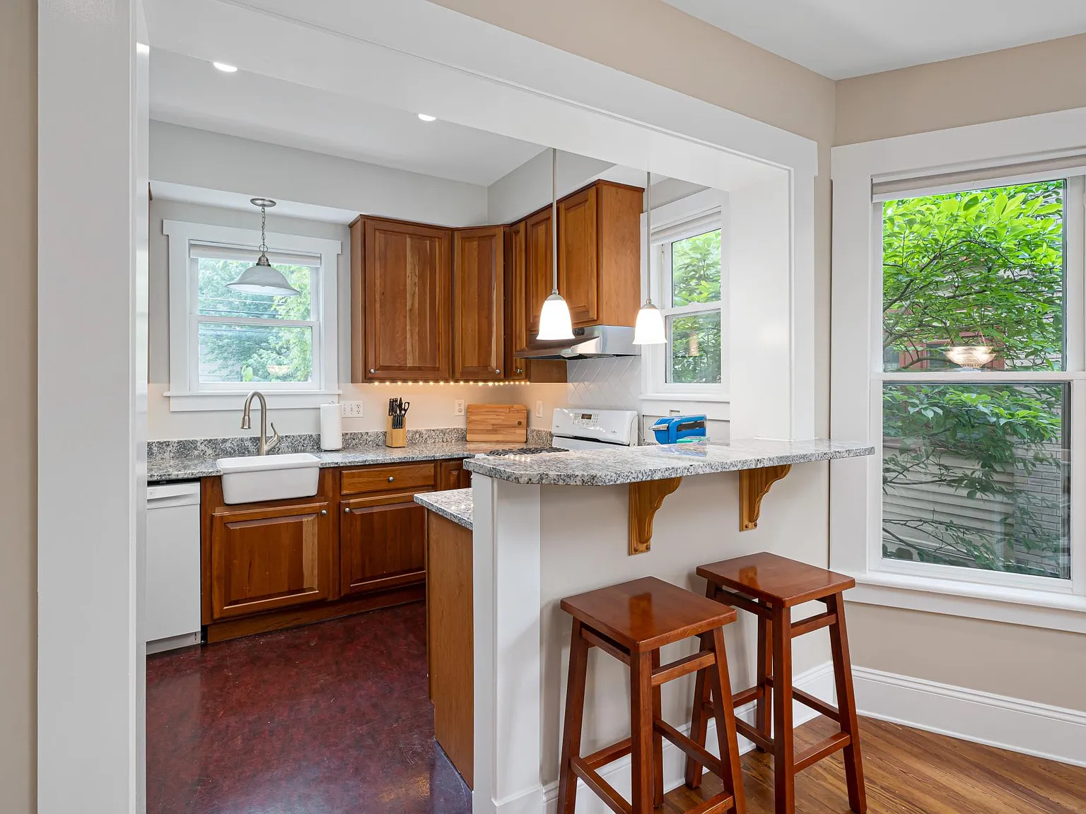 131 E Oakland Ave — Photo 2