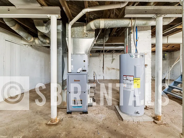 2410 Linden Ave — Photo 10