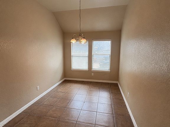 4th image of 673 S Heights Dr