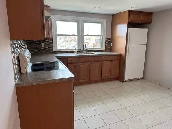 360 West Dr, Copiague, NY 11726