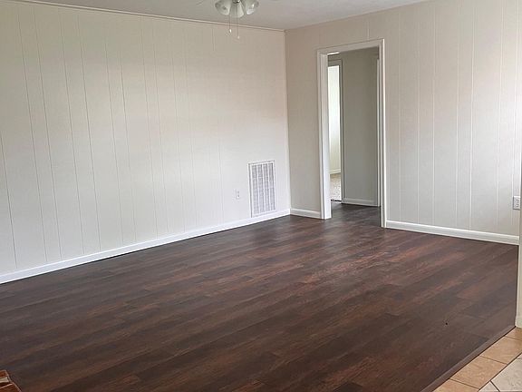 Livingroom with ceiling fan