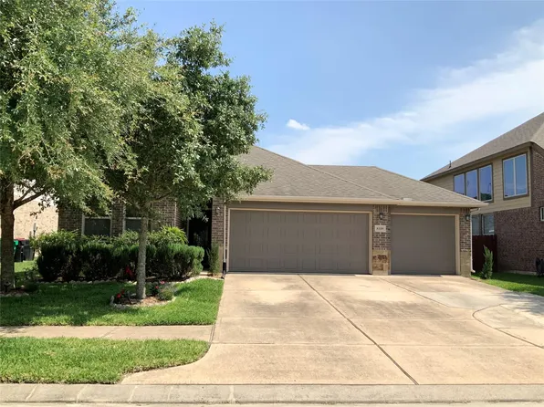 8338 Hunters Lodge Ln, Baytown, TX 77521