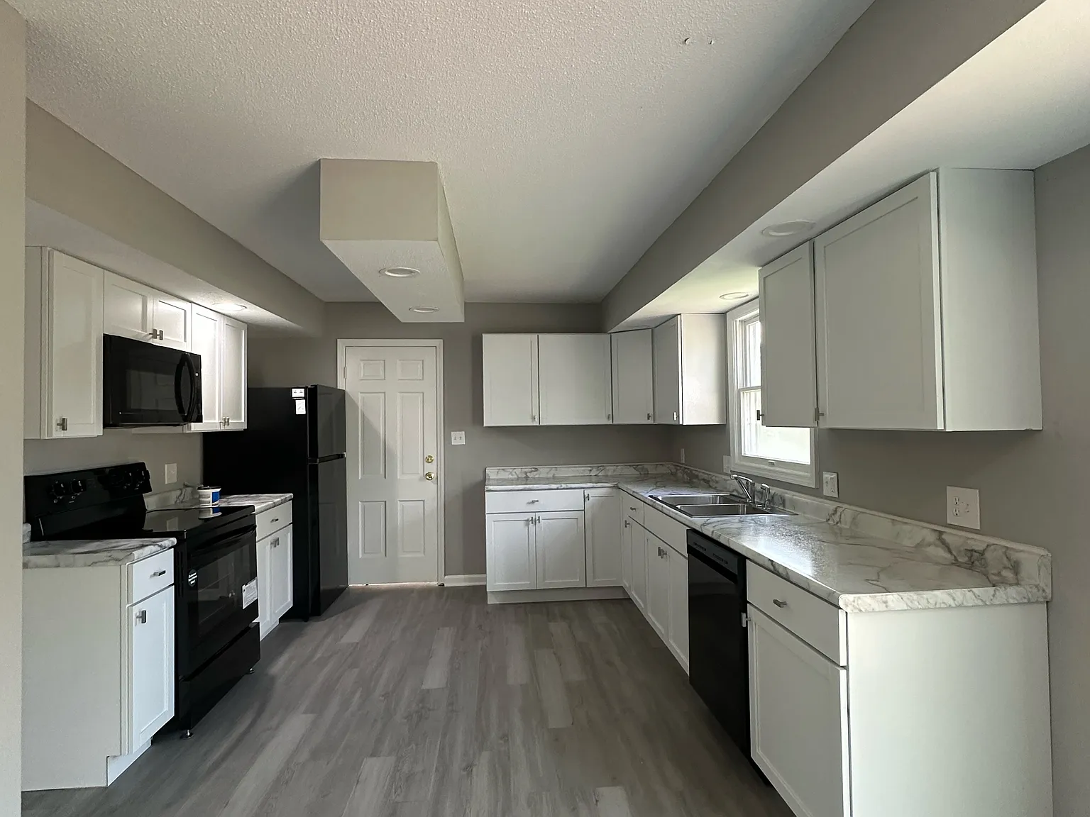 4 bed, 2186 sqft, $2,800 — Photo 3