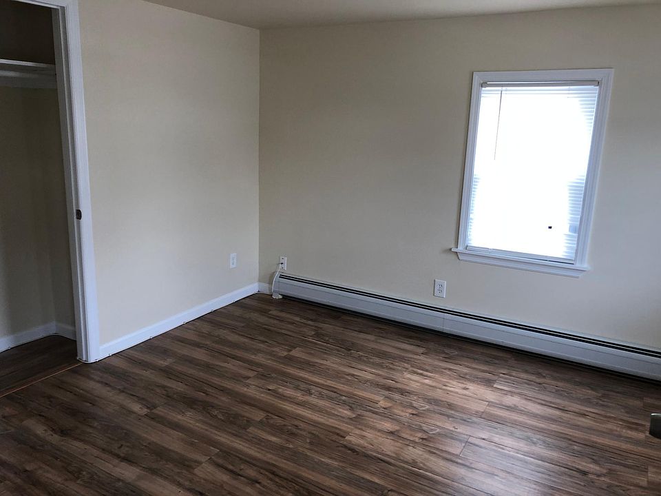 2nd image of 33 Sussex Ave