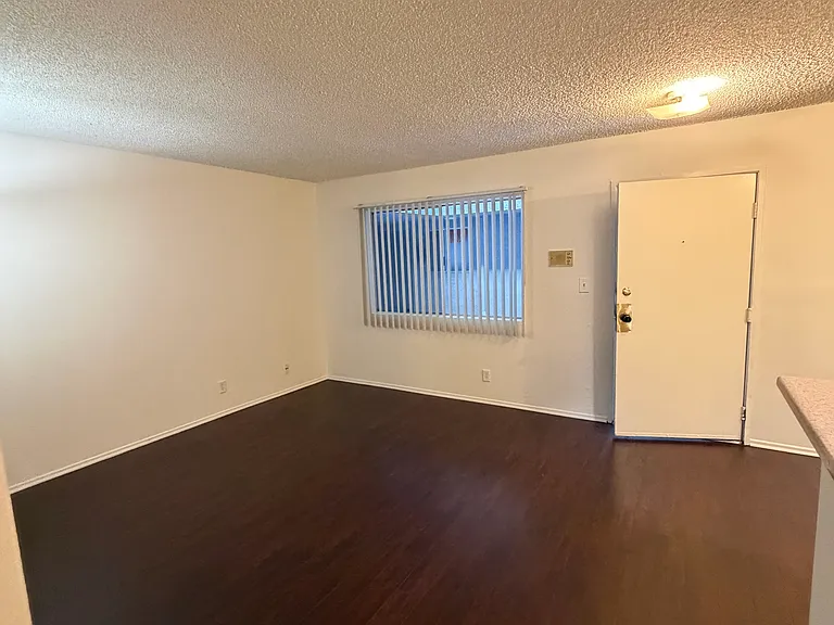 Apt 102