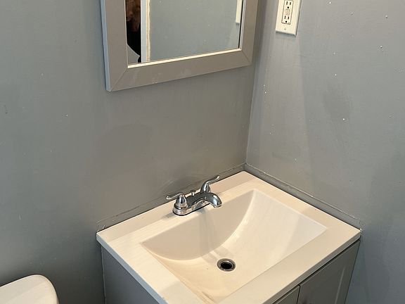 3rd image of 80 Taft Ave APT 10