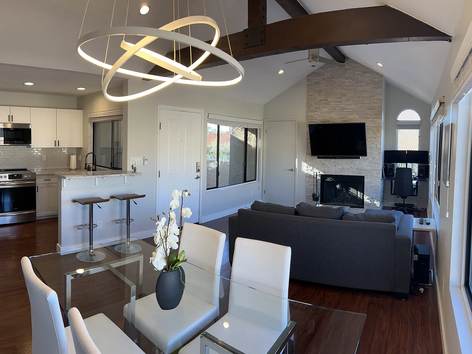1 bed, 704 sqft, $1,995 — Photo 2