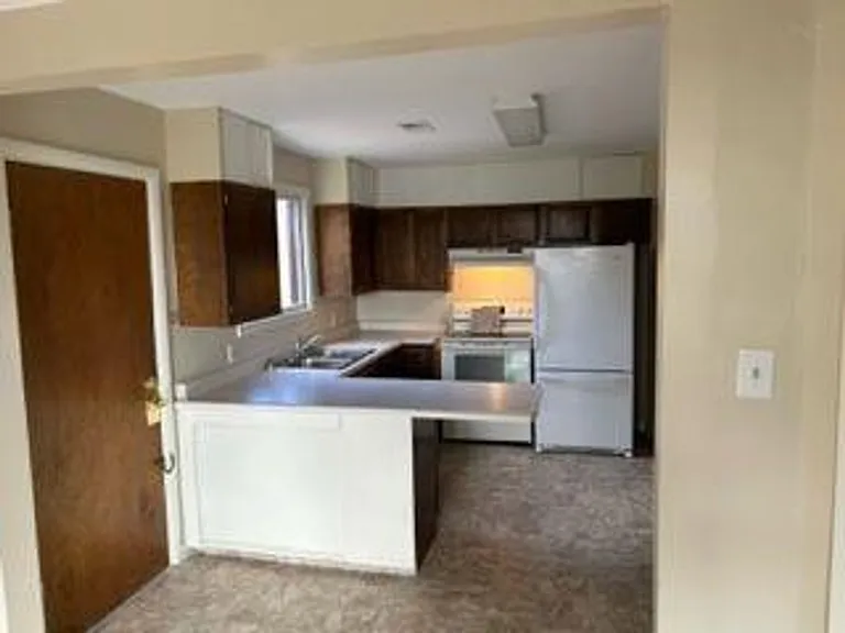 221 N Henry Ave — Photo 8