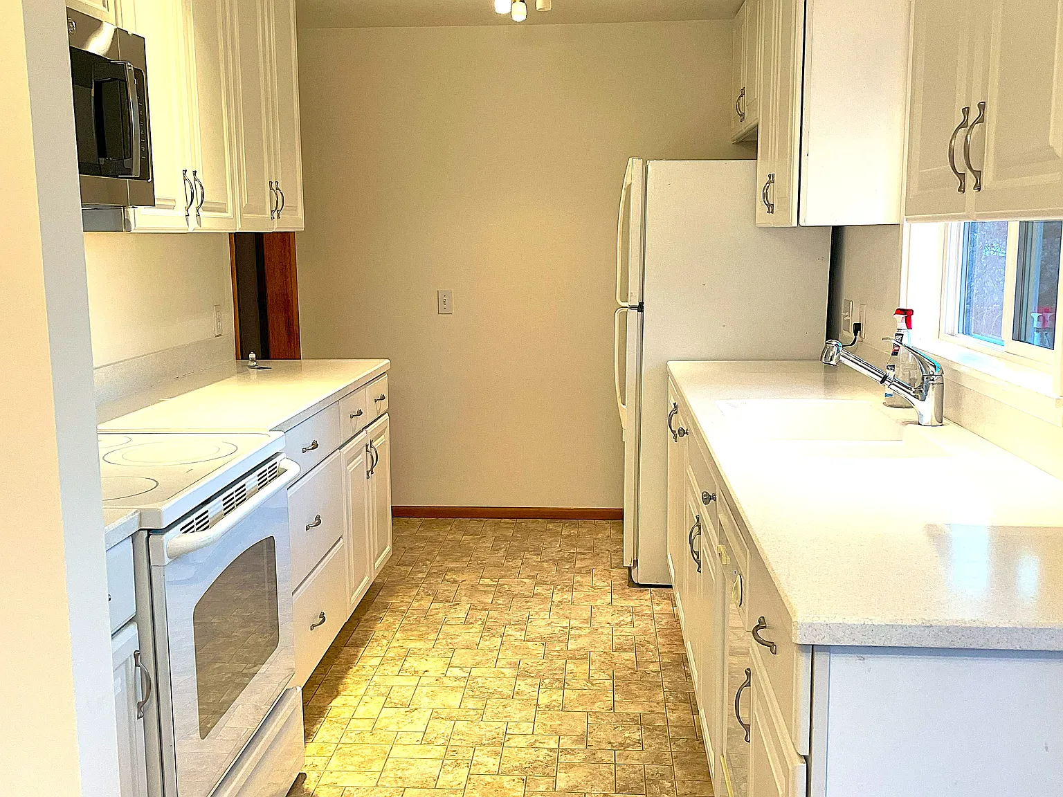 4 bed, 2070 sqft, $3,995 — Photo 4
