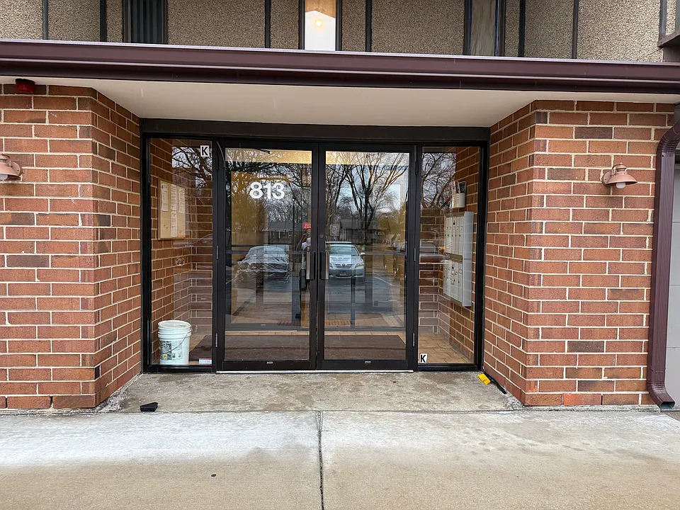 813 Oakton St #102