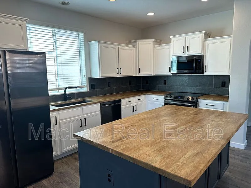 3 bed, 2.5 bath, 2003 sqft, $2,450 — Photo 1