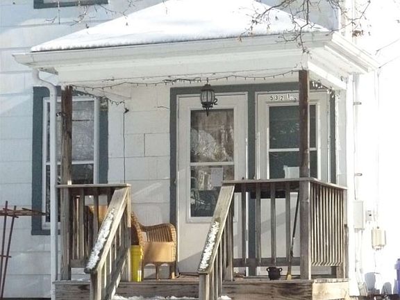 Find a covered porch w/seperate entrys