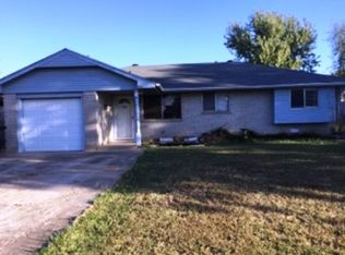 955 SW 2nd St, Moore, OK 73160