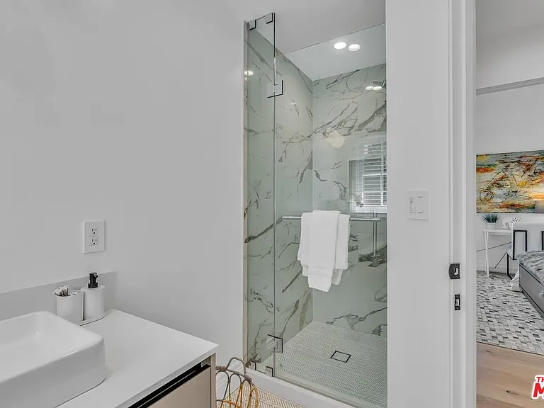 135 S Linden Dr — Photo 25