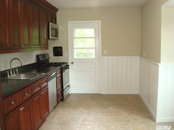 5th image of 209 Cedarwood St