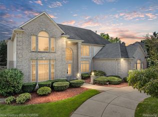 2333 Tall Oaks Dr, Troy, MI 48098