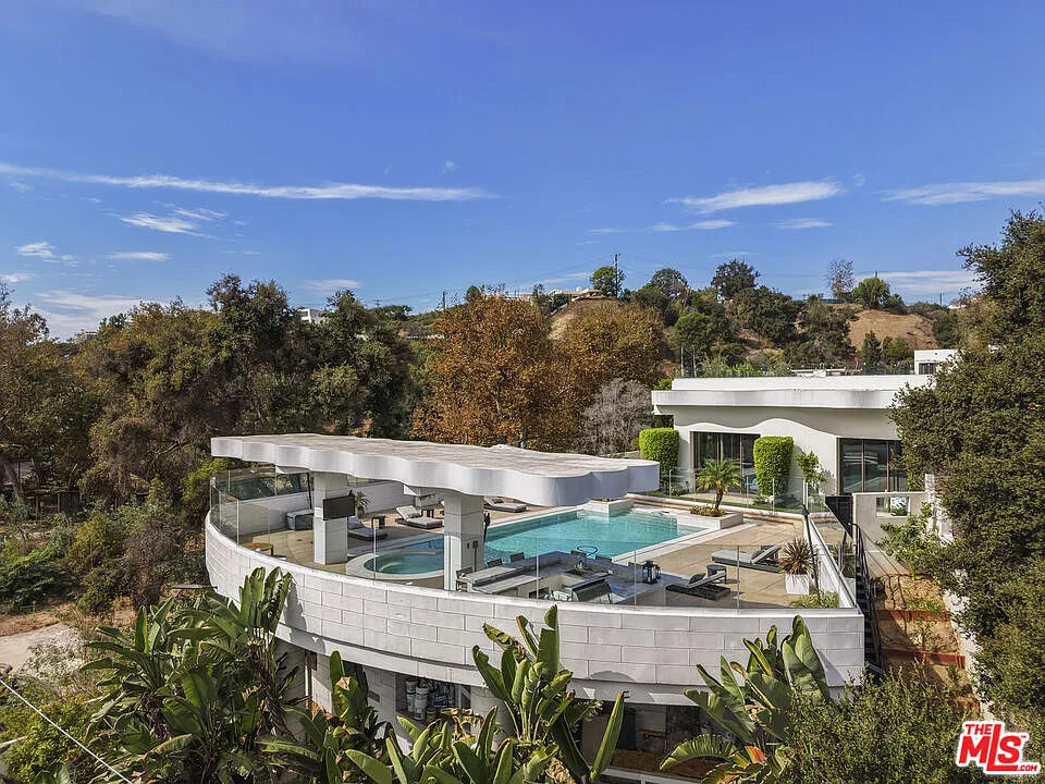 7 bed, 9.0 bath, 10929 sqft, $80,000 — Photo 2