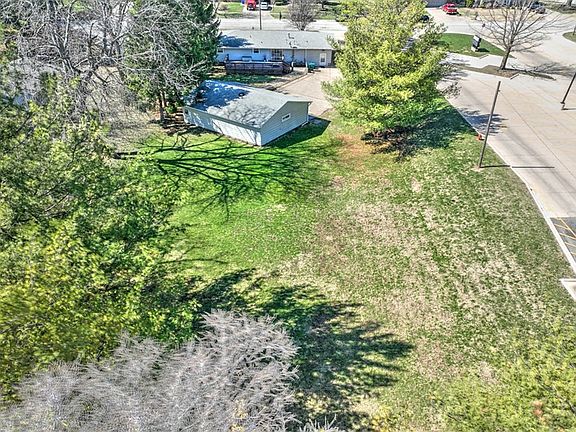 5th image of 2420 N Summit Ave