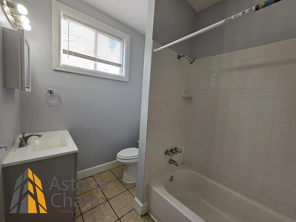2206 Roslyn Ave #1