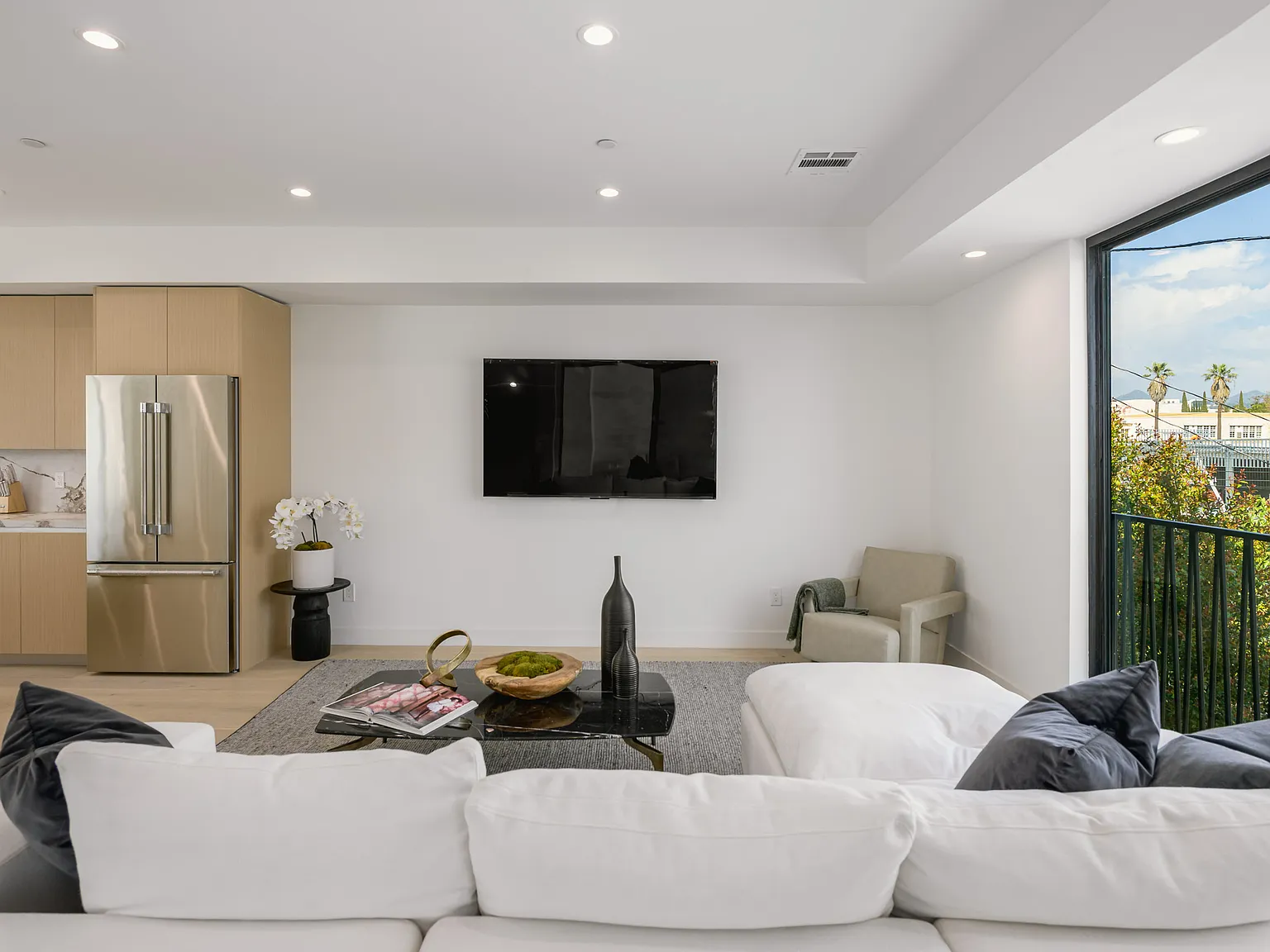 3 bed, 3.5 bath, 2183 sqft, $6,295 — Photo 3