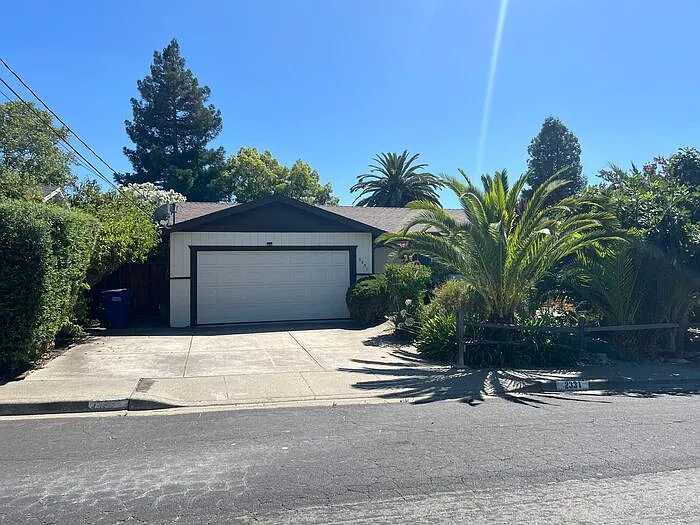 2331 Saint George Dr — Photo 2