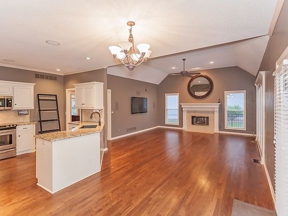 3rd image of 586 Marshall Dr