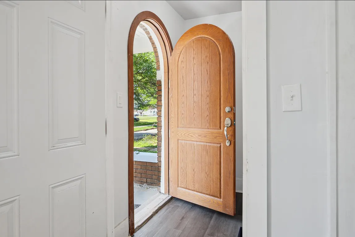 3 bed, 1300 sqft, $1,200 — Photo 2