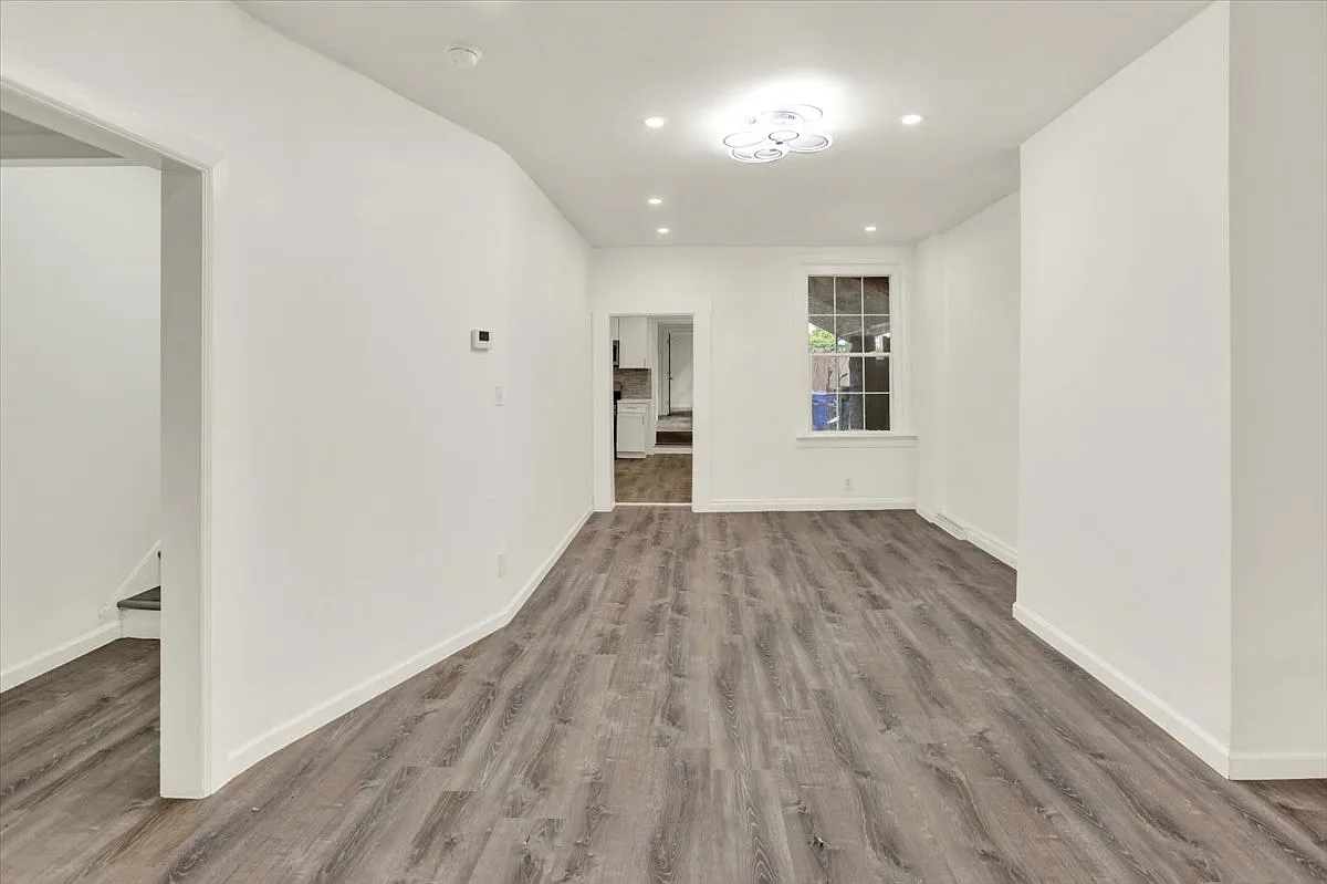 6 bed, 2288 sqft, $1,995 — Photo 3